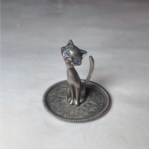 VINTAGE EP ZINC ALLOY SILVER RING HOLDER TRAY FIGURINE CAT BLUE RHINESTONE EYES